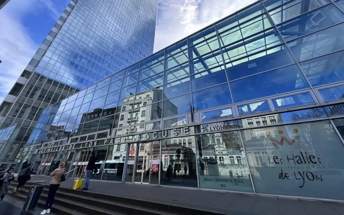 La grande façade vitrée des Halles, ouverte sur le cours Lafayette
