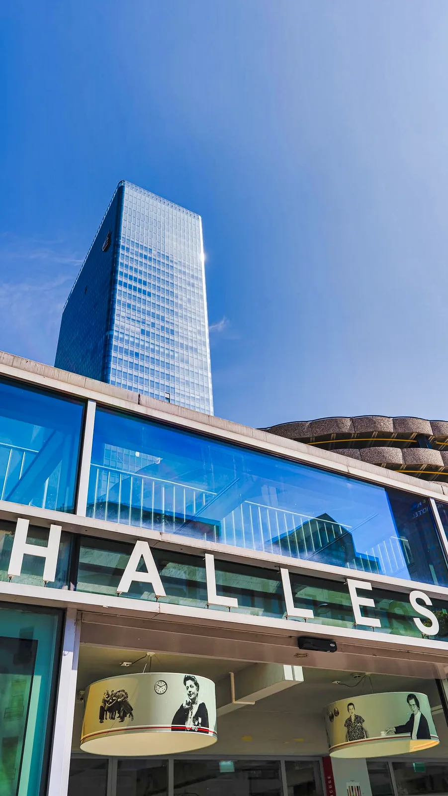 Les Halles de Lyon Paul Bocuse sous la tour de la Part-Dieu